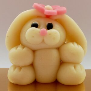 Martsipanikuju Jänes Valge roosa lillega